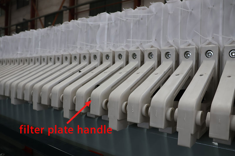 M&atilde;o da placa de filtro