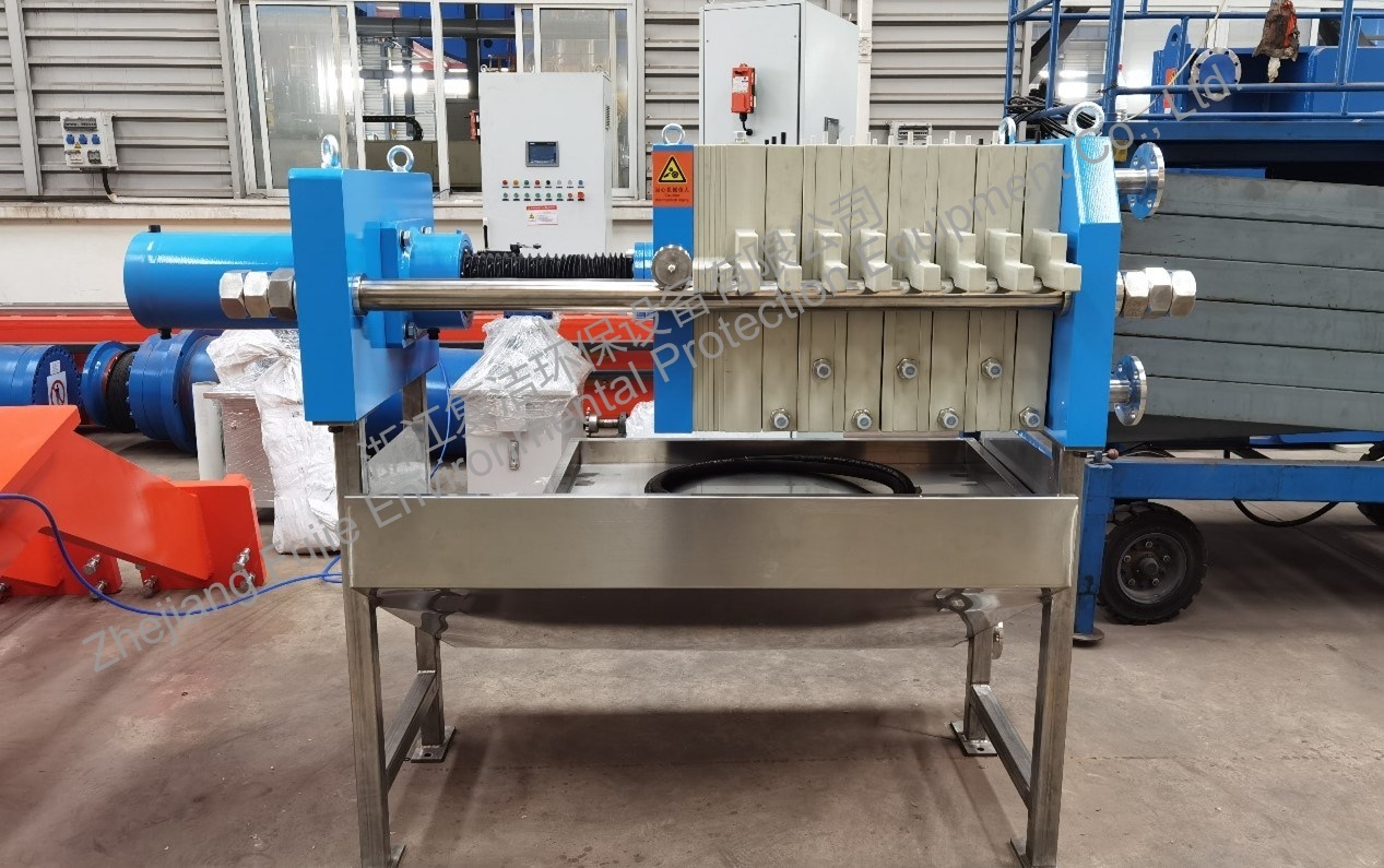 Instala&ccedil;&atilde;o de filtro-prensa de press&atilde;o industrial dentro de uma moderna instala&ccedil;&atilde;o de fabrica&ccedil;&atilde;o